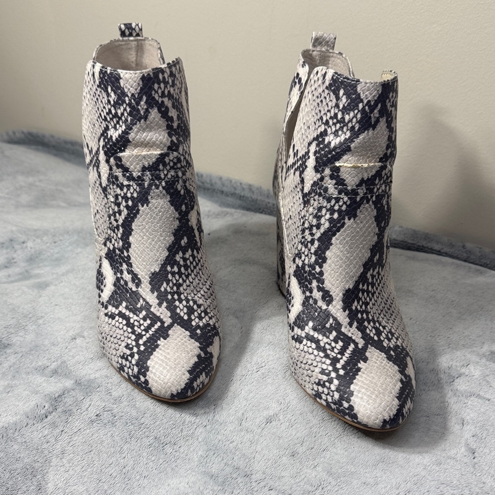 Steve Madden Narrate Black & White Snakeskin Bootie - Size 7